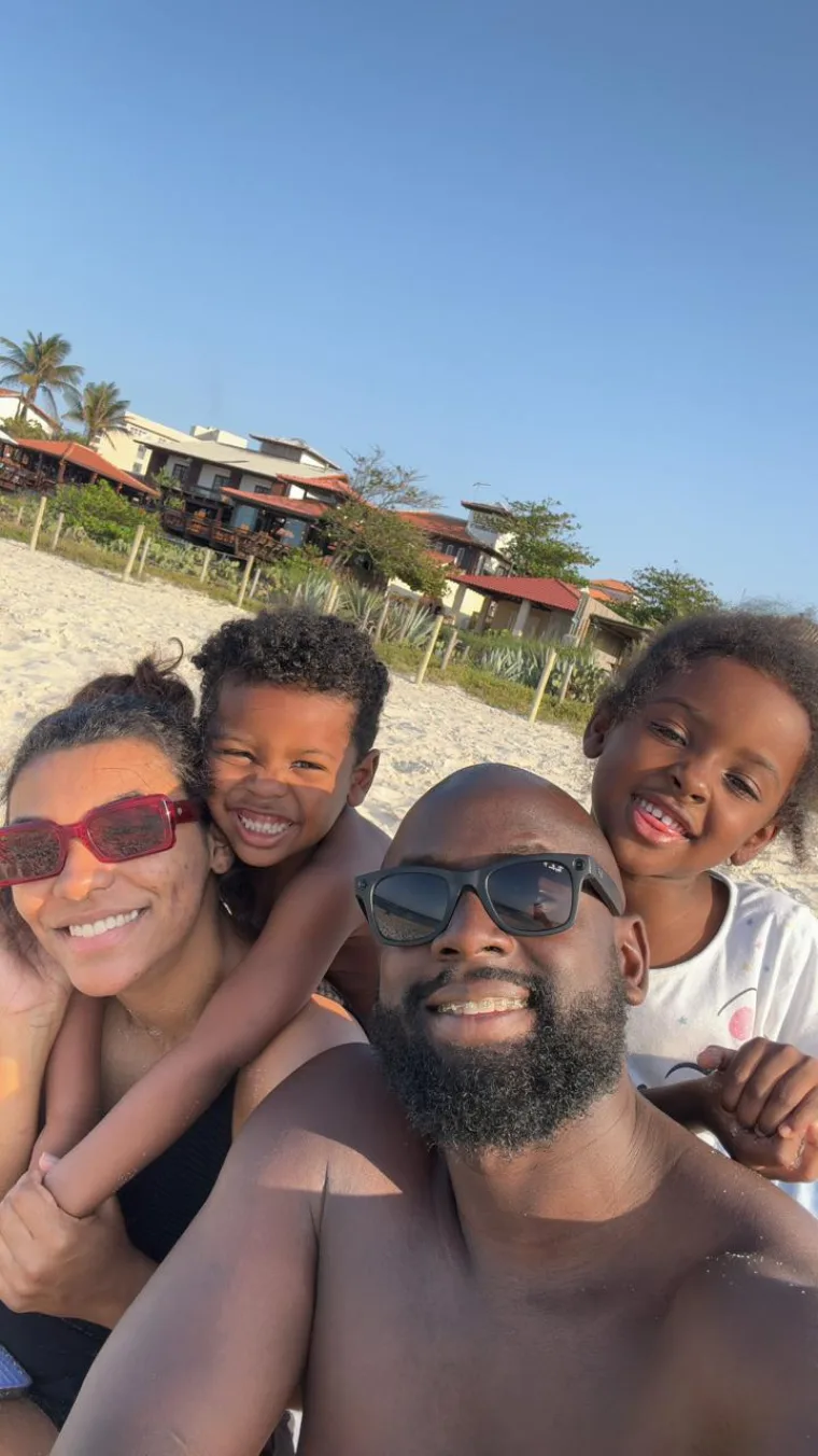 Jônatas Sacramento com a família na praia