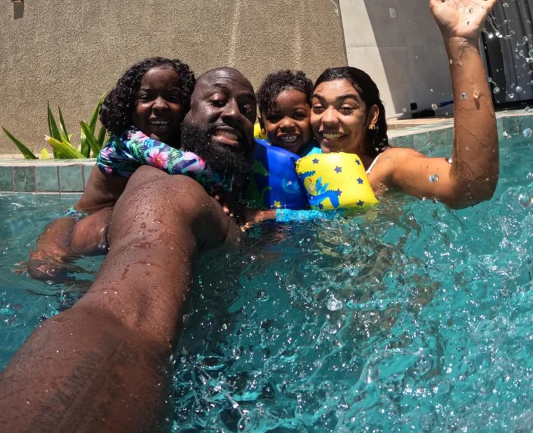 Jônatas Sacramento com a família na piscina