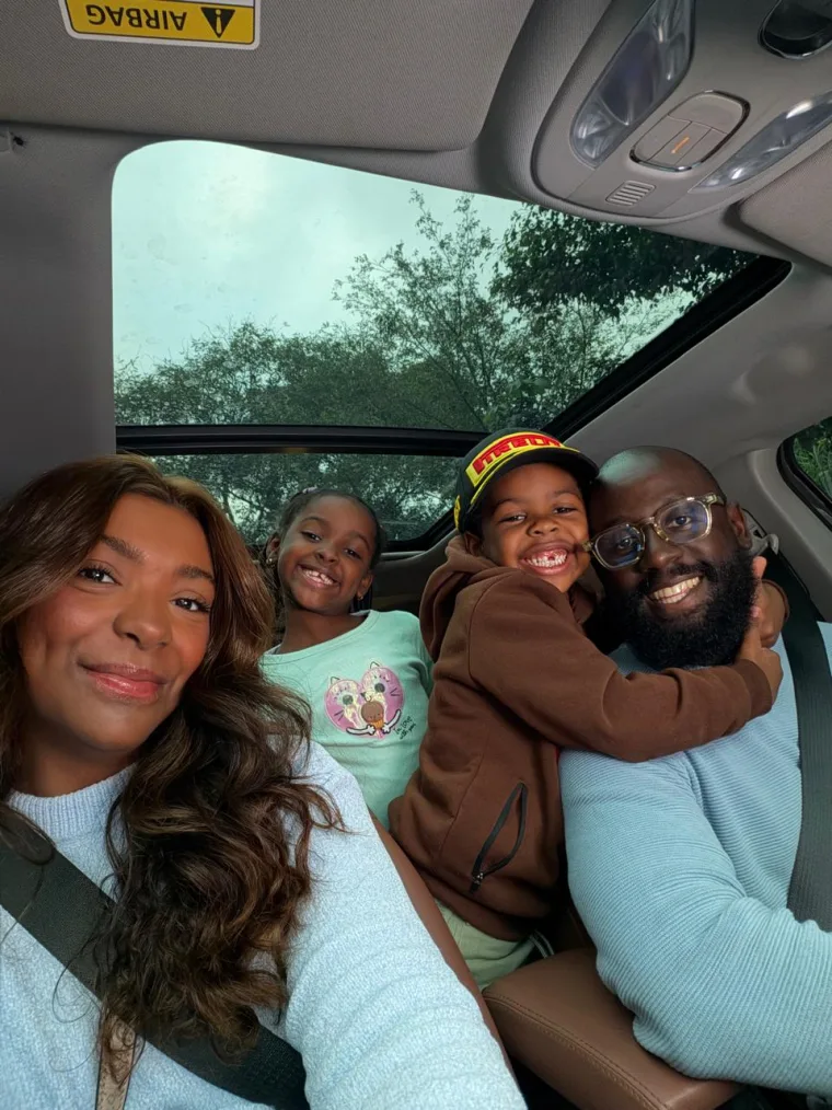 Jônatas Sacramento com a família no carro